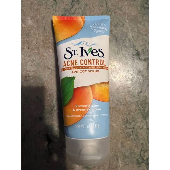 St. Ives Naturally Clear Apricot Scrub, Acne Control - Picture 2 of 4